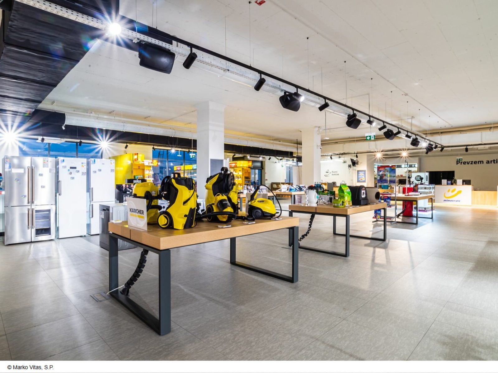 LINDNER LINDNER LIGNA tõstetud põrandasüsteem kaltsiumsulfaadist (chipboard) paneelidega ja terasraamil, sobib kontoritesse, tehnilistesse- ja töörappidesse — kerge süsteemkaal, paindlik paigaldus, hea hind-tulemuse suhe ja kõrge täpsus ühendustes.