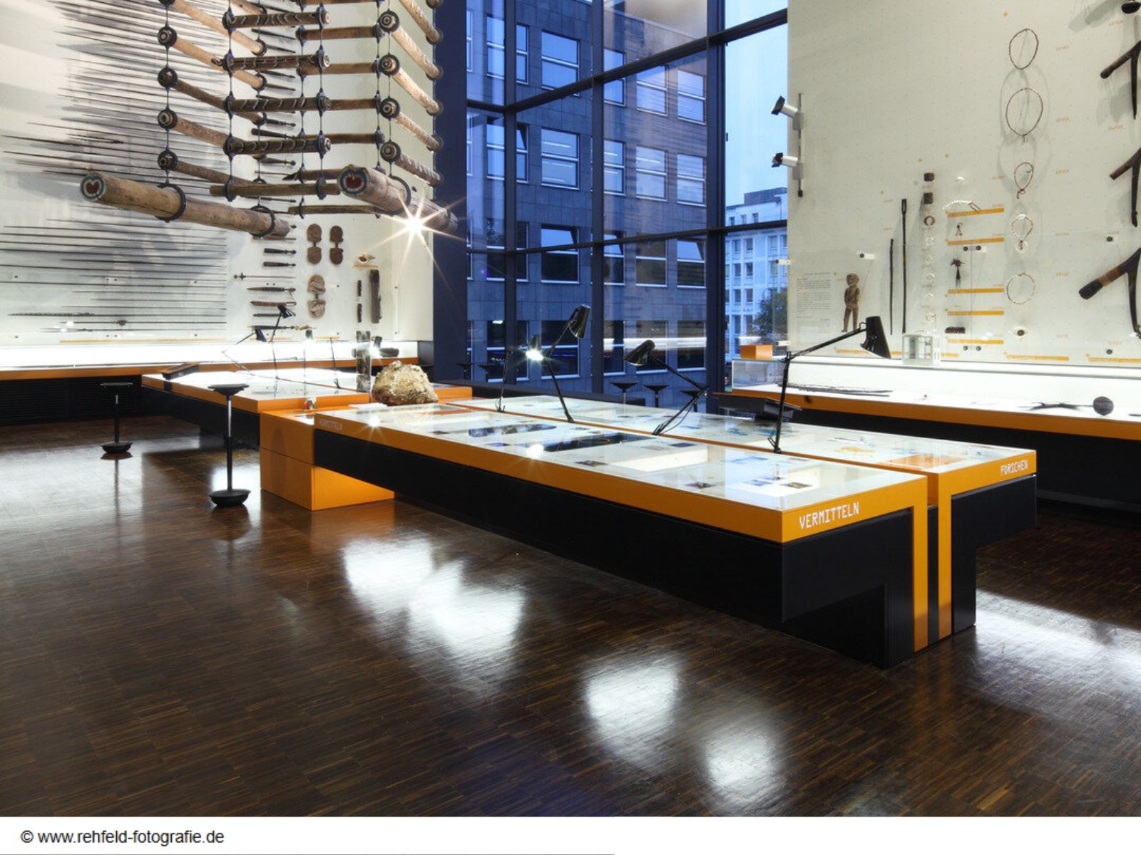 LINDNER LINDNER LIGNA tõstetud põrandasüsteem kaltsiumsulfaadist (chipboard) paneelidega ja terasraamil, sobib kontoritesse, tehnilistesse- ja töörappidesse — kerge süsteemkaal, paindlik paigaldus, hea hind-tulemuse suhe ja kõrge täpsus ühendustes.