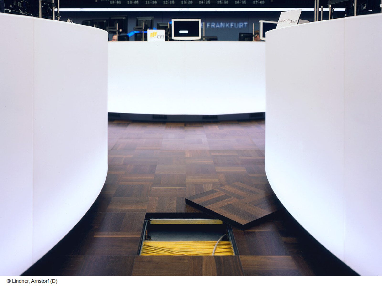 LINDNER LIGNA tõstetud põrandasüsteem kaltsiumsulfaadist (chipboard) paneelidega ja terasraamil, sobib kontoritesse, tehnilistesse- ja töörappidesse — kerge süsteemkaal, paindlik paigaldus, hea hind-tulemuse suhe ja kõrge täpsus ühendustes.